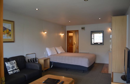 Wanaka Hotel | Lakeview Motel