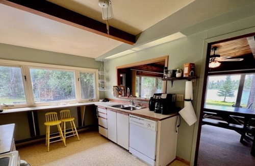 Burnt River Cottage | Lakeview Retreat by Four Mile Lake