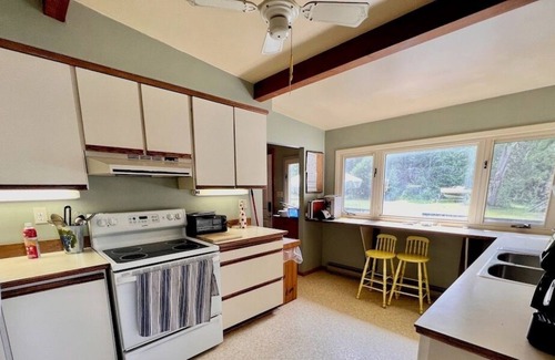 Burnt River Cottage | Lakeview Retreat by Four Mile Lake