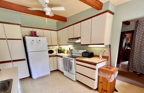 Burnt River Cottage | Lakeview Retreat by Four Mile Lake