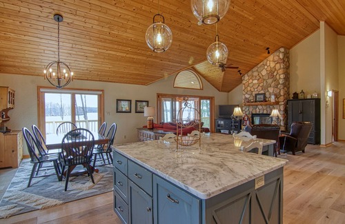 Hayward House | Lakewood Lodge on Nelson Lake