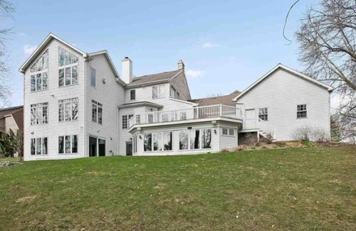 Ashwaubenon House | Lambeau Field retreat 1.6 Miles from Lambeau n2k sqft Lower level Luxury Walkout