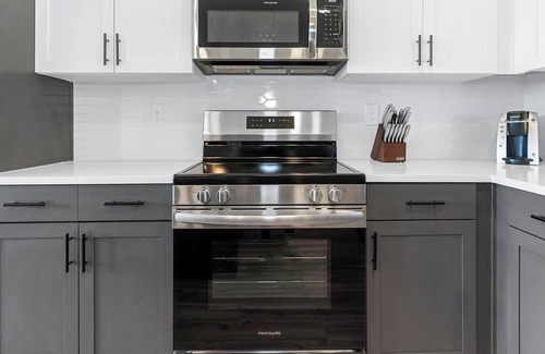 St. Nicholas Apartment | Landing | Amazing 1BD, Clubhouse, Pool