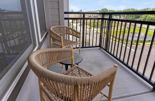 St. Nicholas Apartment | Landing | Amazing 1BD, Clubhouse, Pool