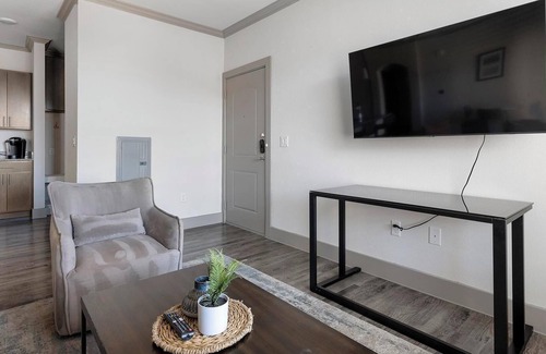 Manor Apartment | Landing | Amazing 1BD, Courtyard, Gym