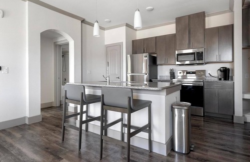 Manor Apartment | Landing | Amazing 1BD, Courtyard, Gym