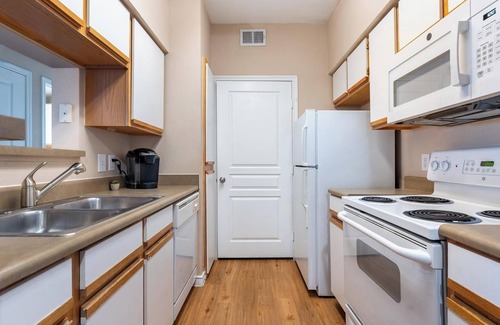 Fort Worth Apartment | Landing | Amazing 1BD, Gym, Pool