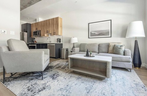 Englewood Apartment | Landing | Amazing Studio, Rooftop Lounge, Gym