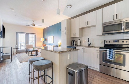 Tropic Apartment | Landing | Beautiful 1BD, Gym, Courtyard