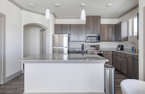 Manor Apartment | Landing | Beautiful 2BD, Clubhouse, Courtyard