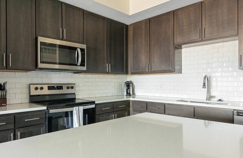 Palmetto Apartment | Landing | Beautiful 2BD, Pool, Gym