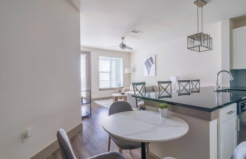 Conroe Apartment | Landing | Chic 1BD, Gym, Pool