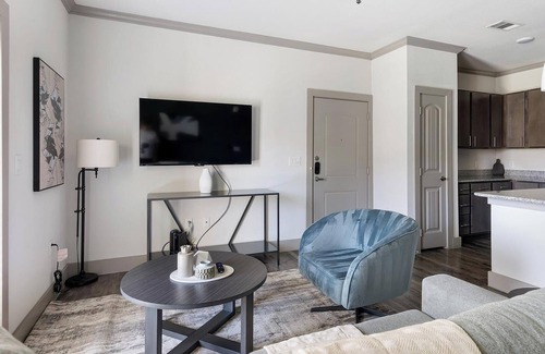 Manor Apartment | Landing | Modern 1BD, Gym, Courtyard