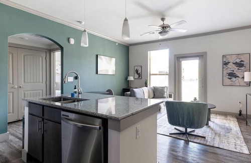 Manor Apartment | Landing | Modern 1BD, Gym, Courtyard