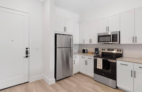 Denton Apartment | Landing | Modern 1BD, Gym