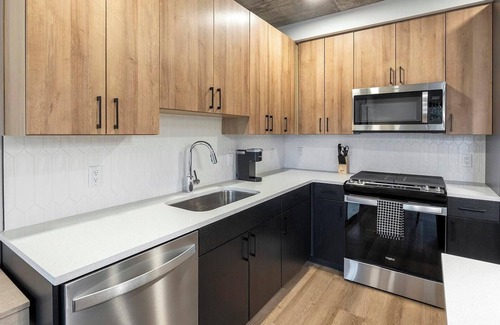 Englewood Apartment | Landing | Modern 2BD, Gym, Rooftop Lounge