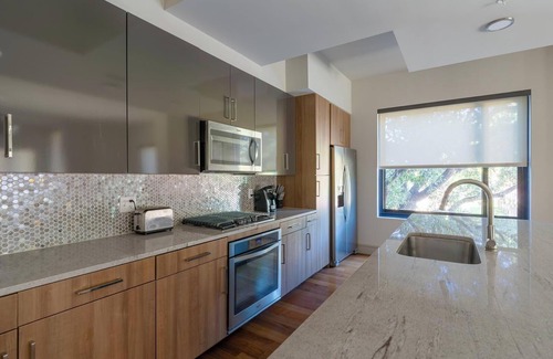 Houston Apartment | Landing | Modern 2BD, Pool, Tennis Court