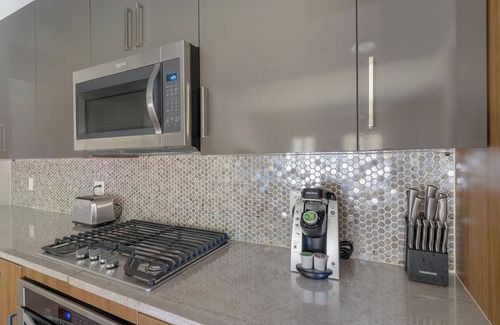 Houston Apartment | Landing | Modern 2BD, Pool, Tennis Court