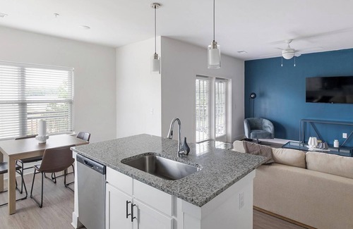 Athens Apartment | Landing | Modern 3BD, Gym, Yoga Studio