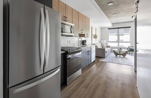 Englewood Apartment | Landing | Modern Studio, Gym, Rooftop Lounge