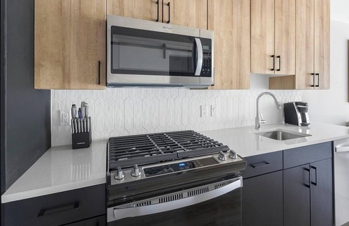 Englewood Apartment | Landing | Modern Studio, Gym, Rooftop Lounge