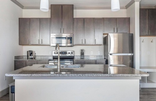 Manor Apartment | Landing | Spectacular 1BD, Gym, Courtyard