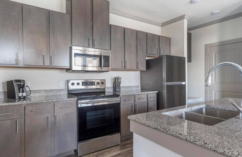 Manor Apartment | Landing | Spectacular 1BD, Gym, Courtyard