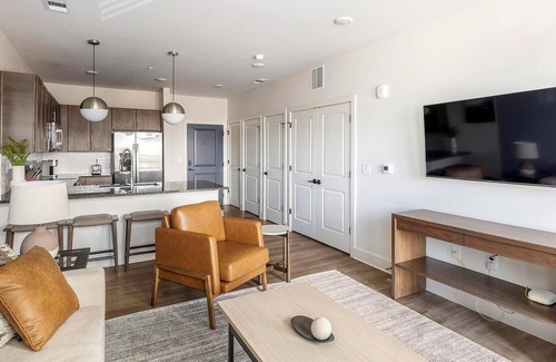 Madison Apartment | Landing | Spectacular 1BD, Pool, Gym