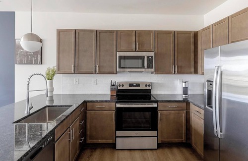 Madison Apartment | Landing | Spectacular 1BD, Pool, Gym