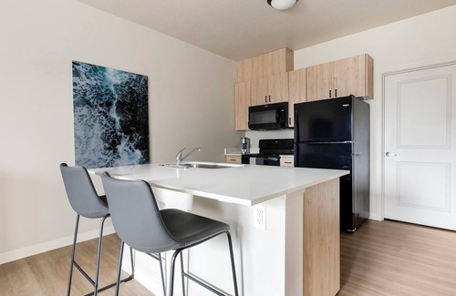 Woodburn Apartment | Landing | Spectacular Studio, Pool, Clubhouse