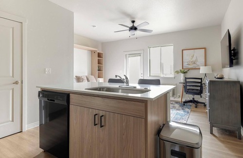 Woodburn Apartment | Landing | Spectacular Studio, Pool, Clubhouse