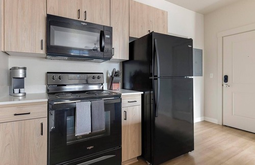 Woodburn Apartment | Landing | Spectacular Studio, Pool, Clubhouse