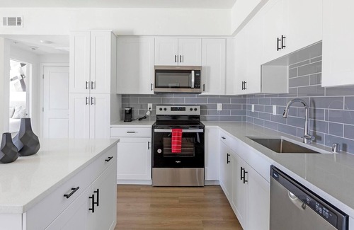 Townsite Apartment | Landing | Stunning 1BD, Rooftop Lounge, Pool