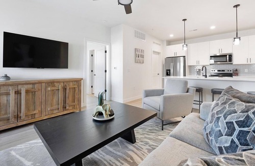 Casa Grande Apartment | Landing | Stunning 2BD, Pool, Gym