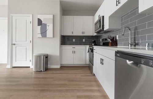 Townsite Apartment | Landing | Stunning 2BD, Rooftop Lounge, Pool