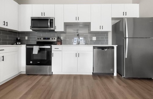 Townsite Apartment | Landing | Stunning 2BD, Rooftop Lounge, Pool