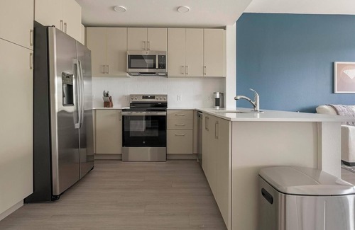 Biggar Apartment | Landing | Stylish 1BD, Pool, Gym