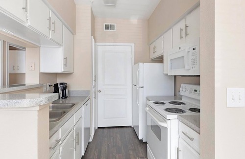 Fort Worth Apartment | Landing | Stylish 1BD, Pool, Rooftop Lounge