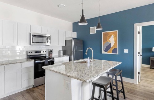 Venus Apartment | Landing | Stylish 2BD, Gym, Clubhouse