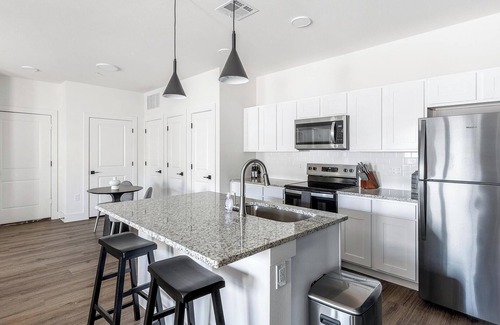 Venus Apartment | Landing | Stylish 2BD, Gym, Clubhouse