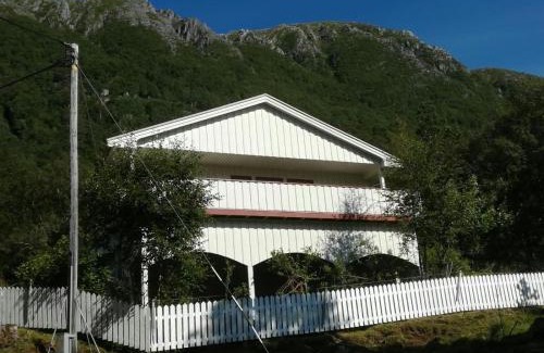 Halsa Municipality House | Landlig hus på kysten