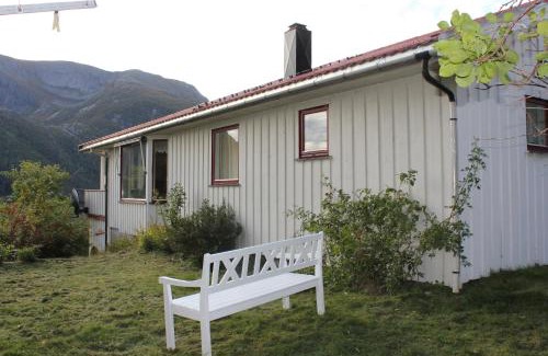 Halsa Municipality House | Landlig hus på kysten