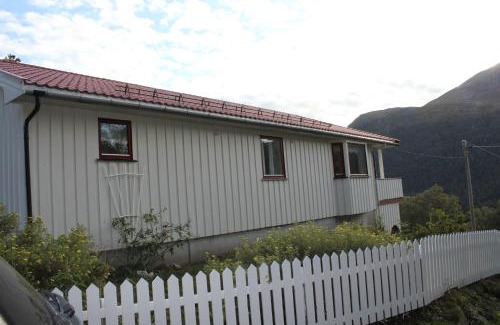 Halsa Municipality House | Landlig hus på kysten