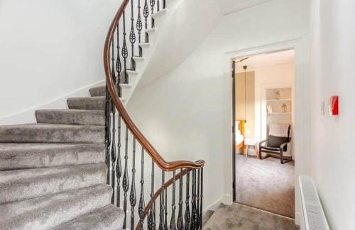 Wick House | LANGLEY LODGE 7 Double Bedrooms with SMART TVs, 6 Bathrooms, Fully Equipped Kitchen, Ample PARKING, Wifi, dishwasher, Garden, GREAT CENTRAL LOCATION Ideal for BUSINESS and TRADES TEAMS For Long Stays contact Langley Cottages & Serviced Apartments VAT reg