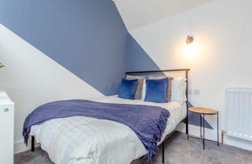 Wick House | LANGLEY LODGE 7 Double Bedrooms with SMART TVs, 6 Bathrooms, Fully Equipped Kitchen, Ample PARKING, Wifi, dishwasher, Garden, GREAT CENTRAL LOCATION Ideal for BUSINESS and TRADES TEAMS For Long Stays contact Langley Cottages & Serviced Apartments VAT reg