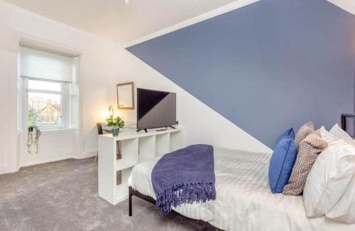 Wick House | LANGLEY LODGE 7 Double Bedrooms with SMART TVs, 6 Bathrooms, Fully Equipped Kitchen, Ample PARKING, Wifi, dishwasher, Garden, GREAT CENTRAL LOCATION Ideal for BUSINESS and TRADES TEAMS For Long Stays contact Langley Cottages & Serviced Apartments VAT reg
