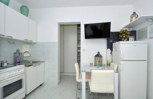 Poljica Apartment | LANTERNA - cozy apartment for 6+2 persons, only 60m from the pebble beach