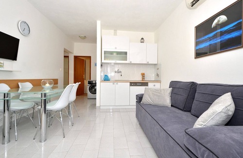 Poljica Apartment | LANTERNA - cozy apartment for 6+2 persons, only 60m from the pebble beach
