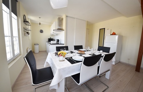 Laon Apartment | Laon Duplex "Les Capucines" with garden and private spa