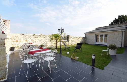 Laon Apartment | Laon Duplex "Les Capucines" with garden and private spa